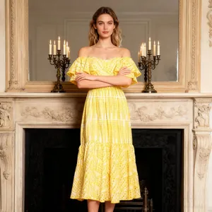 Robe jaune à épaules dénudées et volants de style français élégant, décor intérieur.