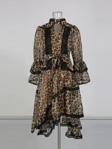 Robe léopard de style français avec manches évasées et broderie en dentelle