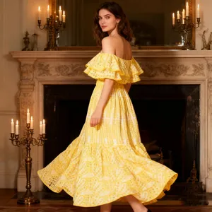 Vue détaillée d'une robe jaune à épaules dénudées avec volants dans un grand salon