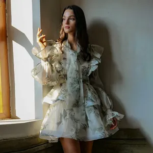 Elegantes französisches Minikleid mit Rüschen, Vogelprint-Netzstoff und ausgestellten Ärmeln