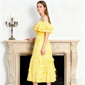 Élégante robe midi jaune à épaules dénudées avec volants et motifs dans un décor classique