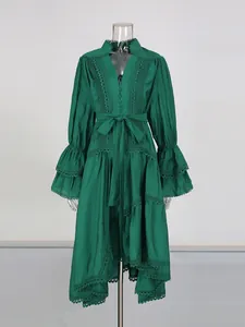 Élégante robe verte de style cour française avec broderie et manches trompette