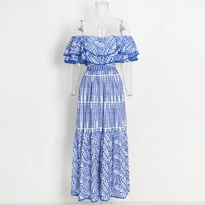 Robe longue élégante bleu et blanc à épaules dénudées et volants sur un mannequin