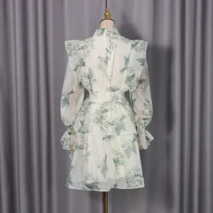 Rückansicht eines weißen Mesh-Kleides mit Blumen- und Vogelprint und Rüschendetails