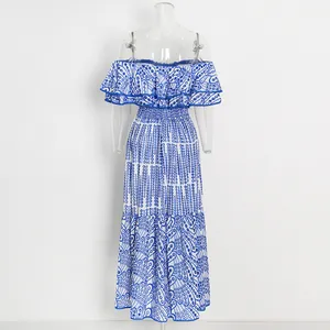 Robe longue style français à volants et épaules dénudées avec imprimé plumes bleues
