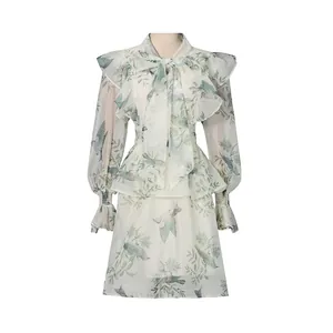 Elegantes Kleid im französischen Stil mit Blumendruck, Netzstoff, Rüschen und Stufenrock