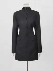 Elegantes schwarzes Minikleid im Blazer-Stil mit Stehkragen und langen Ärmeln.