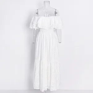 Robe longue blanche élégante de style français à épaules dénudées avec broderie anglaise.