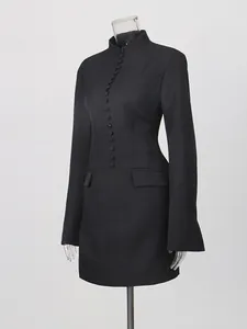 Elegantes schwarzes langärmeliges Blazerkleid mit Stehkragen und schmaler Passform an der Taille