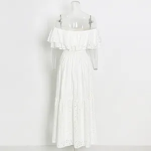 Robe midi blanche à épaules dénudées style français avec broderie anglaise et volants.