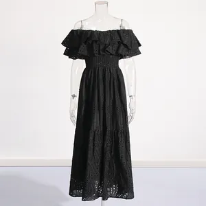 Vue détaillée d'une robe noire à épaules dénudées avec broderie anglaise et volants