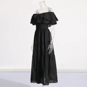 Vue détaillée de la robe longue noire à épaules dénudées et dentelle anglaise à volants