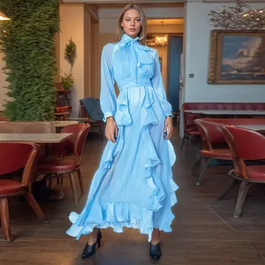 Elegantes hellblaues Maxikleid mit gestuften Volants und Schluppen-Ausschnitt