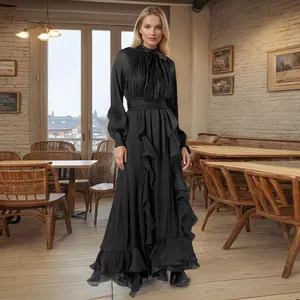 Detailansicht eines schwarzen Abendkleids im französischen Stil mit eleganten Rüschen