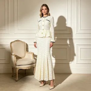 Elegante vestido sirena de encaje blanco con ribete ondulado y botones decorativos.