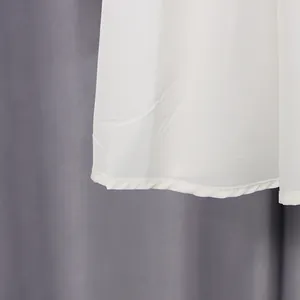 Nahaufnahme des feinen weißen Maschensaums und der Nähte an einem Kleid im französischen Stil.