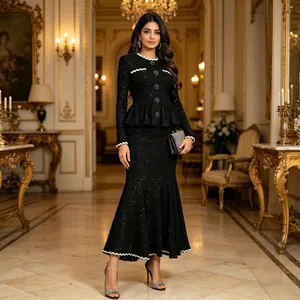 Elegante vestido sirena negro estilo Chanel con ribete ondulado blanco en palacio de lujo