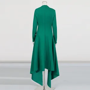 Gedetailleerd achteraanzicht van een elegante groene maxi-jurk met onregelmatige zoom