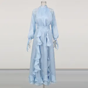 Elegantes hellblaues Abendkleid im französischen Stil mit Rüschen und langen Ärmeln