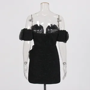 Rückansicht eines sexy schwarzen schulterfreien Bodycon-Minikleides mit Glitzereffekt.