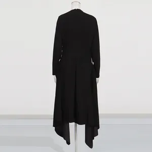 Gedetailleerd achteraanzicht van een elegante zwarte asymmetrische maxi-jurk met plooien