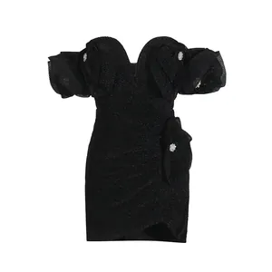 Elegantes schwarzes schulterfreies Minikleid mit Blumendetails und Kristallakzenten