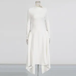 Elegante witte lange jurk met lange mouwen, asymmetrische halslijn en geplooide zoom.
