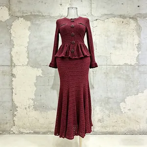 Detalle de vestido de tweed bordeaux que muestra la cintura peplum y botones decorativos