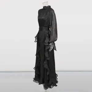 Elegantes schwarzes Abendkleid im französischen Stil mit langen Ärmeln und Rüschendetails