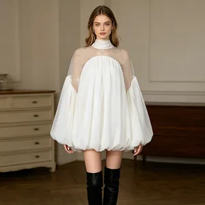 Elegante blusa de gasa blanca con malla semitransparente y mangas abullonadas voluminosas