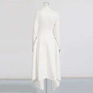 Achteraanzicht van elegante witte maxi-jurk met lange mouwen en geplooide zoom