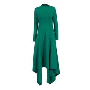 Elegante smaragdgroene lange jurk met schuine hals en onregelmatige geplooide zoom.