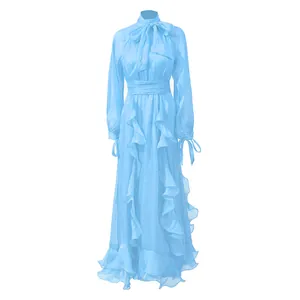 Elegantes hellblaues Maxikleid mit romantischen Rüschendetails und Schleifendesign