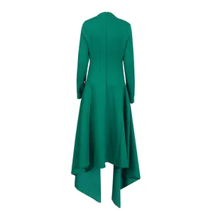 Elegante smaragdgroene jurk met lange mouwen en asymmetrische zoom, achteraanzicht
