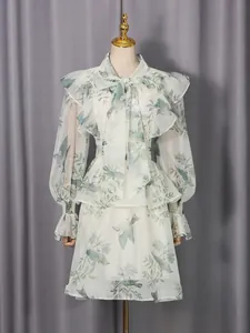 Elegantes französisches Mesh-Minikleid mit Rüschen, Vogel- und Blattdruck und Halsschleife