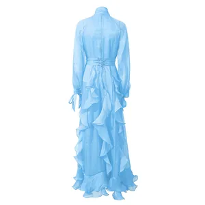 Rückansicht eines hellblauen französischen Abendkleides mit eleganten Stufenvolants