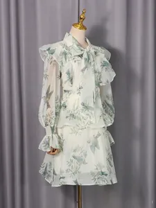 Französisches Mini-Mesh-Kleid mit Vogelprint, Rüschen und Trompetenärmeln auf Schneiderpuppe.