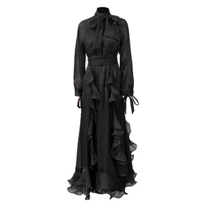 Elegantes schwarzes Abendkleid mit aufwendigen Rüschen und klassischem Schluppen-Ausschnitt