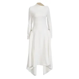 Elegante witte jurk met lange mouwen, asymmetrische hals en onregelmatige geplooide zoom