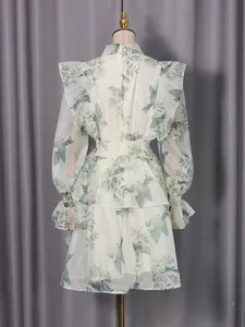Elegantes Kleid im französischen Stil mit Blumendruck, Rüschen und Stufenrock-Design