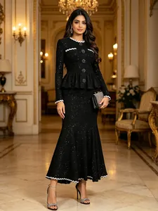 Elegante vestido sirena de tweed negro con ribete ondulado blanco