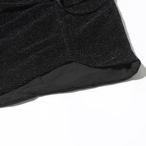 Detailansicht des schwarzen schimmernden Rippstoffs mit hochwertigem Innenfutter