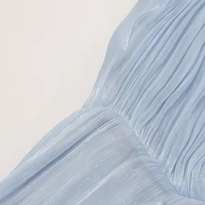 Makroansicht der feinen vertikalen Falten und der weichen Textur eines hellblauen Abendkleids