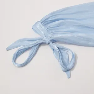 Detailaufnahme von plissiertem hellblauem Stoff mit schickem Schleifendetail am Ärmel.