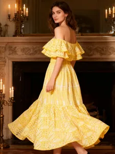 Robe longue jaune chic à épaules dénudées avec volants et imprimé fleuri pour l'été