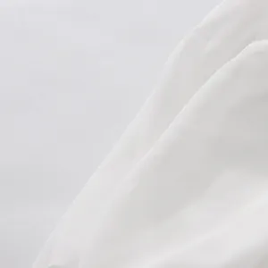 Detalle de primer plano de tela de gasa blanca semitransparente con textura de malla
