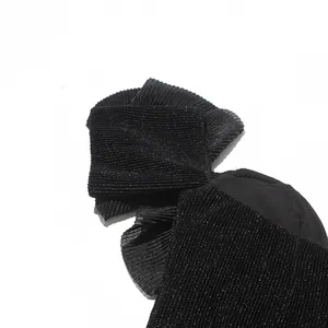 Detailaufnahme von schwarzem Faltenstoff mit Glitzereffekt für ein sexy schulterfreies Kleid