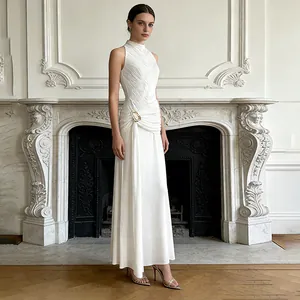 Vue détaillée d'une robe blanche sans manches élégante avec boucle dorée à la taille