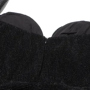 Detailaufnahme von plissiertem schwarzem Glitzerstoff und verdecktem Reißverschluss