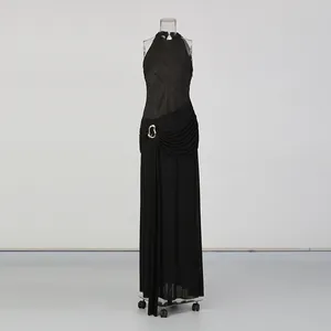 Robe longue licou noire élégante avec une texture plissée et boucle décorative